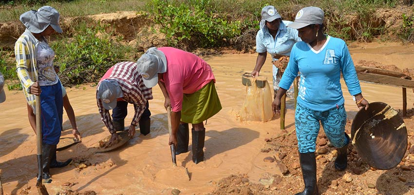 Women artisinal miners, Colombia. Photo: Alliance for Responsible Mining