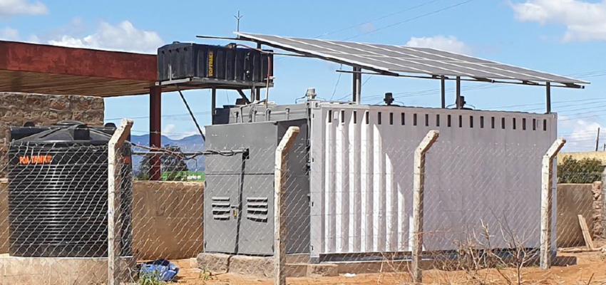 Forced-air evaporative cooling chamber.