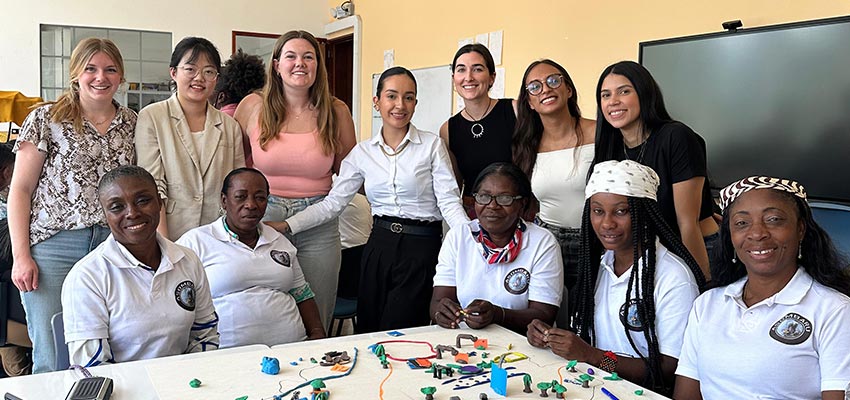 MIT and UNAL students with MMUC women creating an info map. Photo: Courtesy MIT D-Lab 