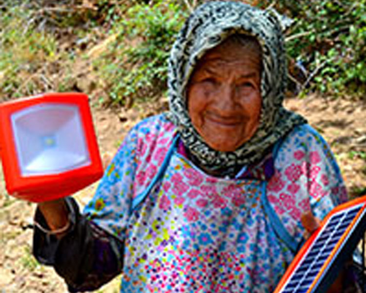 A Moroccan woman shows off the d.light S300