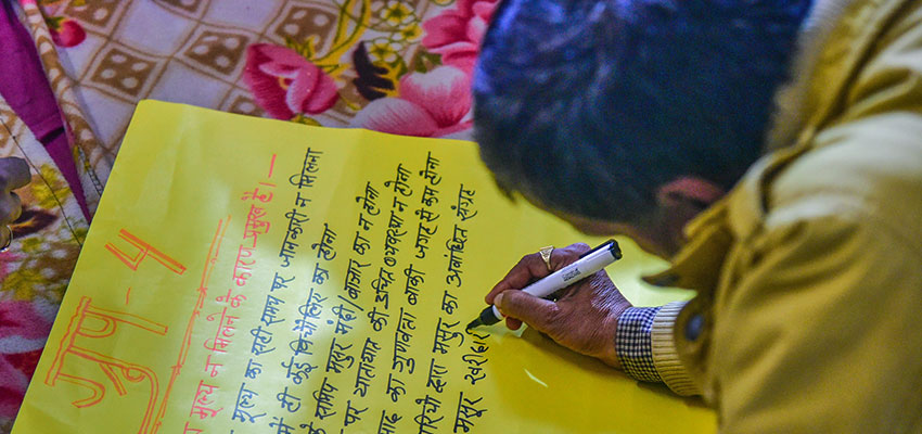 A participant writing down the challenges they faced in lentil sale.