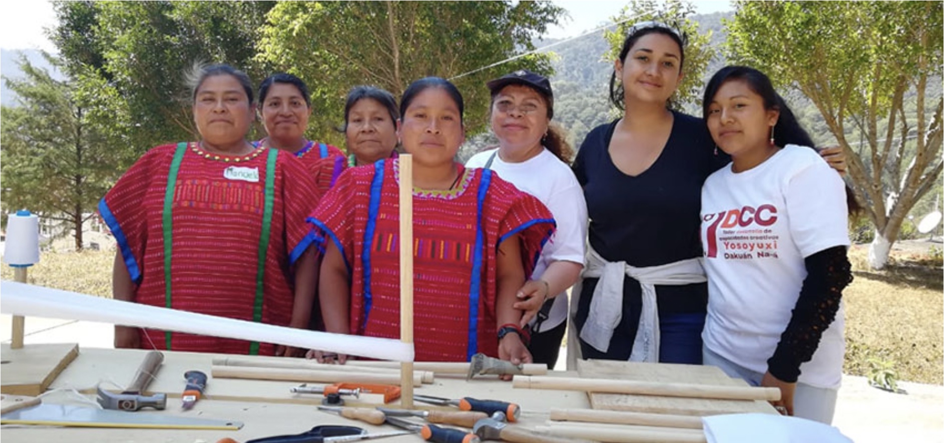 A group of Oaxan women in traditional clothing.